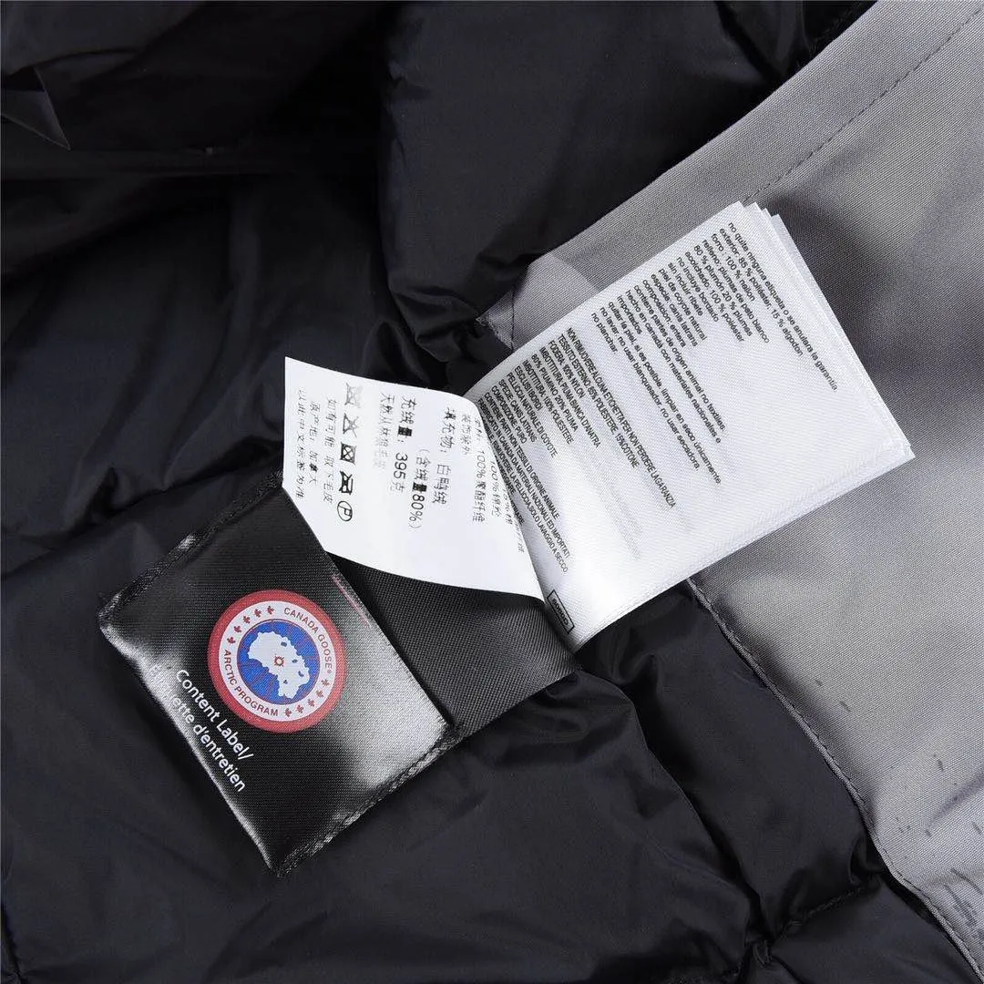 P780 with dust bag) Canada Goose Canada Goose #Expedition expedition parka classic down jacket ➖ Imported 21-count polyester-cotton blended original fabric [last year’s 16-count/18-count hard fabrics have been completely eliminated, this year all use 21-count genuine synchronized fabrics, the soft mid-band feels delicate and textured], genuine synchronized Feather-Light 10D waterproof coated fabric, made of 84.5% polyester fiber and 15.5% cotton, 100% the best feel in the entire network! ➖ The genuine official website is synchronized with the national standard 80 white duck down, you can check the official website customer service, there will never be a series of misleading claims such as 90 down or goose down! ➖ Using the best nylon lining with double double-layer sealing design, velvet-proof No. 7 needle + grid-filled down ready-made garments, there is 100% no so-called velvet running! ➖ The cuffs are designed with thickened seamless threads, and the collar and pockets are lined with top-quality polar fleece to keep you warm and comfortable! ➖ Yoshida YKK provides original custom-made electroplated sliders. YKK two-way lockable zippers are tight and smooth and will not peel off paint! ➖ 3M composite guarantees that the Velcro is the same as the original, durable, and all accessories and hardware are custom-made! ➖ Imported BEHRINGER embroidery machine to customize the 10,000-needle embroidery logo, 98% of which can be reproduced to restore the original logo. You can check and compare on the official website! ➖ The fur collars are all made of large pieces of Western Canadian blue wolf hide, ensuring that each fur collar is 13-15cm wide! 08 models for men and women SIZE: XS S M L XL XXL